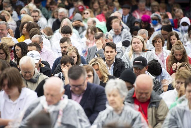 جشن فارغالتحصیلی دانشجویان آمریکایی بدون ماسک و فاصلهگذاری