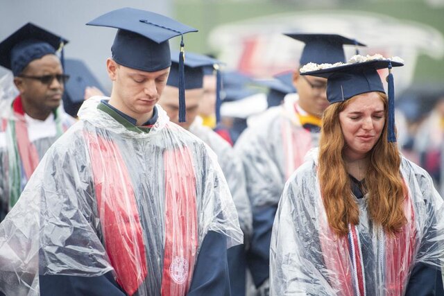 جشن فارغالتحصیلی دانشجویان آمریکایی بدون ماسک و فاصلهگذاری