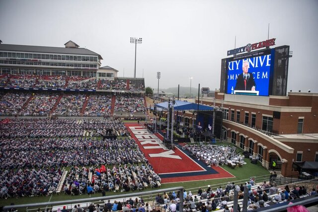 جشن فارغالتحصیلی دانشجویان آمریکایی بدون ماسک و فاصلهگذاری
