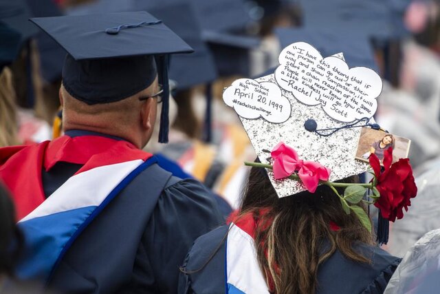 جشن فارغالتحصیلی دانشجویان آمریکایی بدون ماسک و فاصلهگذاری