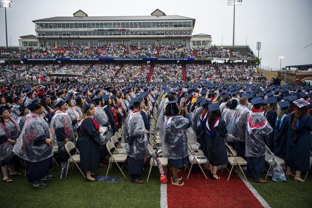 جشن فارغالتحصیلی دانشجویان آمریکایی بدون ماسک و فاصلهگذاری