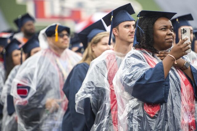 جشن فارغالتحصیلی دانشجویان آمریکایی بدون ماسک و فاصلهگذاری