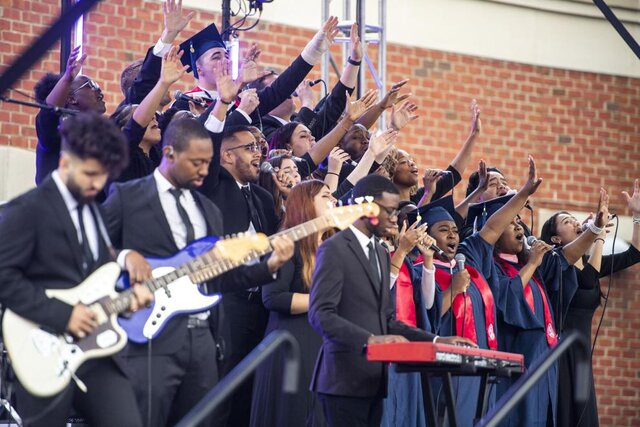 جشن فارغالتحصیلی دانشجویان آمریکایی بدون ماسک و فاصلهگذاری