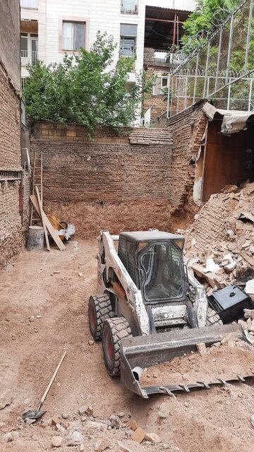 مصدومیت زن ٨٣ ساله در پی ریزش دیوار ساختمان قدیمی