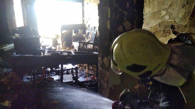 آتش‌سوزی در ساختمان اداری مسکونی/ نجات مرد گیرافتاده از نمای ساختمان