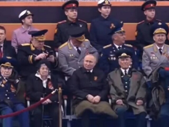 ولادیمیر پوتین در میان سربازان سابق شوروی در جنگ جهانی دوم سرفه در میدان سرخ؛ باز هم شایعات درباره سلامت پوتین