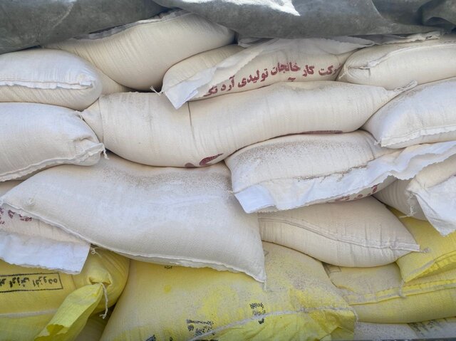 پاتک پلیس به دو انبار بزرگ محتکران و کشف بیش از ۱۰۰۰ تن کالای اساسی پاتک پلیس به دو انبار بزرگ محتکران و کشف بیش از ۱۰۰۰ تن کالای اساسی