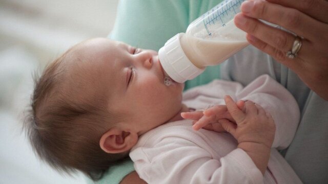 گرانی شیرخشک در انگلیس و نگرانی از سوءتغذیه نوزادان