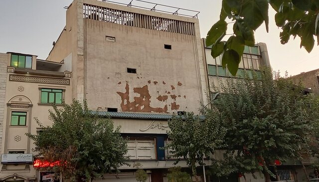 سینما سعدی در تهران که از چند سال قبل تعطیل شده 20 سینما درخواست تعطیلی دارند!