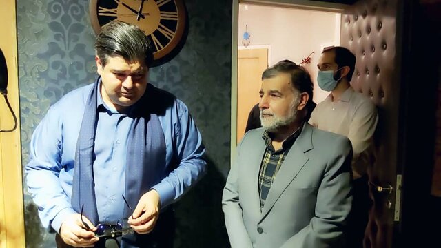 سالار عقیلی در کنار علی مهام، تهیهکننده «آتش سرد» تیتراژ سریال «آتش سرد» به سالار عقیلی رسید