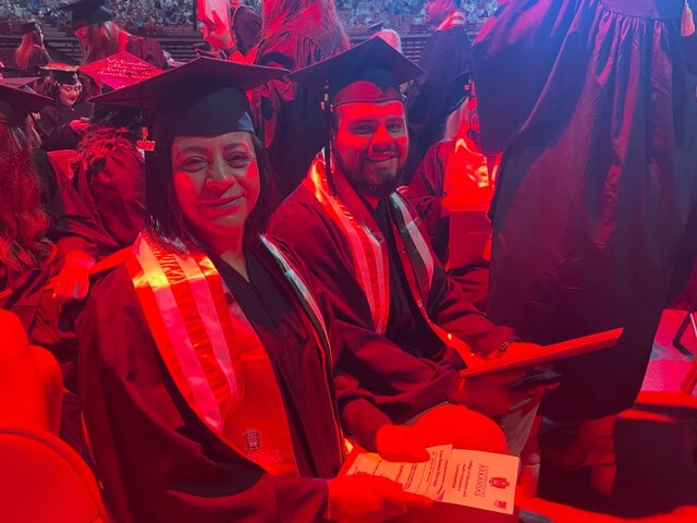 فارغالتحصیلی همزمان مادر و پسر 1 پایگاه خبری ججین فارغالتحصیلی همزمان مادر و پسر!