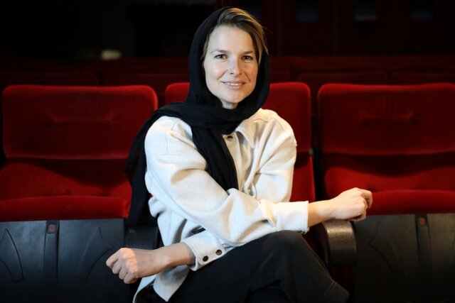 مارین ون هولک در نمایش موضوع چیه؟ حکایت دختر ماجراجوی هلندی در ایران