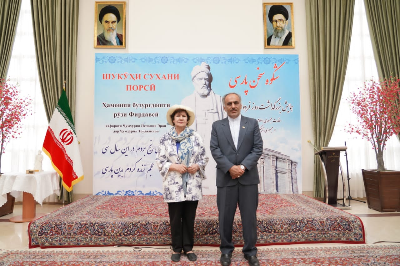 فردوسی حکیمی است که همه را به خردمندی فرا میخواند