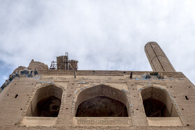 تخریب تدریجی کاشیهای فیروزهای جداره بیرونی گنبد سلطانیه و منارههایی که بعد از تخریب با آهن روی سر سلطانیه نونوار شدهاند، تصاویرِ زشتی در این بنای جهانی ایجاد کرده است، اما هیچ نشانی از تلاش برای از بین بردن این زشتیها به چشم نمیخورد.