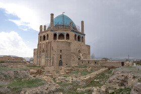 فرسودگی پیهای باقی مانده از ارگ سلطانیه در دوره ایلخانی و بیتوجهیها نه تنها به گنبد سلطانیه بلکه به عرصه و حریم این گنبد تاریخی، چهرۀ زشنی را برای این بنای جهانی در نگاه گردشگران ایرانی و ایجاد فراهم کرده است.