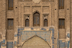 ساخت گنبد به گونهای بوده که در نمای خارجی دو طبقه و از داخل سه طبقه به نظر برسد، این بنا در جهات اصلی جغرافیایی احداث شده و در ضلع جنوبی آن بنای الحاقی تربت خانه و در زیر تربتخانه، سردابه با فضاهایی متعدد، قرار گرفتهاند.