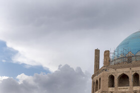 ساختمان سلطانیه روی یک نقشه هشت ضلعی بنا شده که طول هر ضلع آن ۱۷ متر و فاصله میان وجوه خارجی آن ۴۲ متر و ضخامت بنا حدود ۷/۴۰ متر است. روی هر وجه در داخل، یک ایوان قرار گرفته که در طبقه همکف به شکل هشت ایوان (چهار ایوان بزرگ و چهار ایوان کوچک) مشخص است.