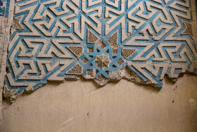 استفاده از کاشیهای فیروزهای از مهمترین خصیصههای ساخت گنبد سلطانیه محسوب میشوند، کاشیهایی که هیچ اطلاعاتی از آنها در مجموعه سلطانیه ارائه نشده که ساخت آنها تکمیل نشده و سازنده فرصت کامل کردن هنر خود را نداشته یا در طول سالها، بخشهای زیادی از تزیینات این بنا به طور کامل از بین رفتهاند.