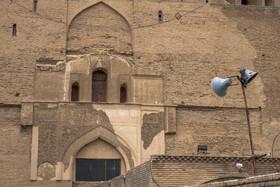 برخی از منابع تاریخی نوشتهاند که یکی از علمای دوره ایلخانی در کنار این گنبد به خاک سپرده شده، اما سازۀ نامناسب و حتی الحاقات جدیدی که به این بهانه در سالهای گذشته به این مجموعه وارد شده نیز یکی از آسیبهای جدی برای این محوطه تاریخی محسوب میشود.