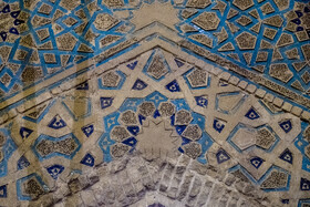 به نقل ازمرحوم کریم پیرنیا در کتاب جغرافیای تاریخی سلطانیه آمده است که «شیوه ساختمانی گنبد سلطانیه به پیروی از مدرسه ضیائیه ساخته شده است» بنایی که امروز بیتوجهی و آسیب زخم عمیقی به تن آن وارد کرده است.