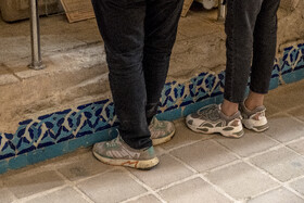 قرار ندادنِ حریم بین بازدیدکنندگان و جدارههای تاریخی در بخشهای مختلف بنای گنبد سلطانیه، باعث شده تا هر بازدیدکنندهای بتواند به راحتی کاشیها و بخشهای مختلف مجموعه را نه تنها با دست که با کفش هم لمس کند!