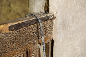 بیتوجهی به عناصر مختلف این بنای تاریخی مانند حفاظهای چوبی ایوانکها در طبقه دوم و سوم این بنای جهانی باعث تخریب تدریجی این بنا شده است، از سوی دیگر سیمکشیهای بی سرو ته روی بخشهای مختلف بدنه، چهره زشتی در ذهن بازدیدکنندگان برای این بنای تاریخی به وجود آورده است.