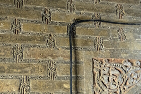 کوبیدن میخ به تزیینات آجری که در دوره ایلخانی تهیه و به این جدارهها نصب شدهاند، نمونۀ کوچکی از بی توجهیها به این بنای جهانی است،بنای تاریخی که امروزه یکی از مهمترین و عظیمترین بناهای آرامگاهی دوران اسلامی در ایران نامیده میشود که پس از کلیسای جامع مریم مقدس در فلورانس ایتالیا و مسجد ایا صوفیه در استانبول سومین بنای بزرگ تاریخی و از نظر فناوری ساخت گنبد، یکی از بزرگترین گنبدهای آجریِ جهان محسوب میشود.