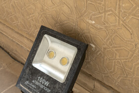 نصب نور و پروژکتورهایی که احتمالا در شب برای نورپردازی این بنای جهانی در طبقه سوم آن استفاده شده، بدون هیچ فکر و برنامه ریزی به جداره اصلی ایوانهانصب شده،به گونهای که باعث وارد شدن آسیب و از بین رفتن بخشهایی از تزیینات این جدارهها شده است.