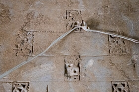 کوبیدن میخ به تزیینات آجری که در دوره ایلخانی تهیه و به این جدارهها نصب شدهاند، نمونۀ کوچکی از بی توجهیها به این بنای جهانی است.