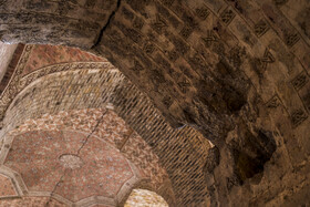 بیتوجهیهایی که در طول سالهای گذشته به خصوص بعد از جهانی شدن این مجموعۀ منحصربفرد نسبت به آن شده، یکی از دلایلی است که این بنای تاریخی را با آسیبهای زیادی مواجه کرده است. از ترکهای وارد شده به سقفها و جدارهها که به دلیل سابقۀ ایجاد شدن آنها در بدنه به مرور خود بخشی از تاریخ این بنای جهانی به حساب میآیند تا یادگارینویسیهایی که نایی برای جدارههای این بنای تاریخی باقی نگذاشتهاند و حتی نقش و نگارهای آن را در بسیاری از نقاط مجموعه از بین بردهاند.