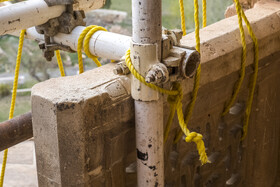 نصب داربست روی بخشهایی از بدنه گنبد سلطانیه در فضای بیرونی این بناهای جهانی، نه تنها به مرور به مصالح بدنه آسیب وارد میکند، بلکه اضافه کرده اشیایی مانند طناب چهره زشتی به این اثر جهانی شده میدهد.