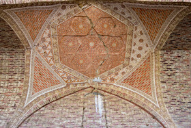 ترکها در طاقهای گنبد و در هر هشت ضلع آن به وضوح مشخصاند،هر چند نشانههای تاریخگذاری شده در برخی از ضلعها نشان میدهد که بیشتر در سالهای قبل و حتی تا اوایل انقلاب اسلامی توجه به این بنای تاریخی زیادتر بوده، اما به مرور تاریخِ نشانه گذاریهای مرمتی نیز کمتر میشوند و در همان نقاط ترکها نیز بیشتر و گستردهتر به چشم میآیند.