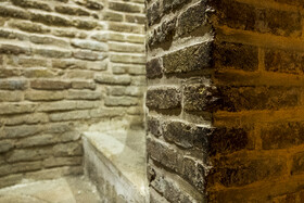 رفتوآمد بازدیدکنندگان به طبقات بالایی گنبد برای دیدن تزیینات و معماری منحصر بفرد آن باعث نشده تا ضوابط خاصی برای این ترددها تعبیه شود و تماس دست بازدیدکنندگان به آجرهای تاریخی مجموعه در زمان بالا و پایین رفتن باعث سیاه شدن آجرها شده است، اتفاقی که قطعا به مرور به این بخش از مجموعه نیز مانند دیگر بخشها آسیبهای زیادی وارد میکند.