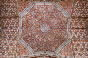 در قسمت فوقانی طاقهای گنبد، طوق زیرین گنبد ساخته شده و روی آن ساق گنبد را به صورت دایره بنا کردهاند. بنا در این قسمت، از هشت ضلعی به صورت دایره در آمده است و روی ساق گنبد، گنبد عظیم و رفیع بنا را استوار کردهاند، گنبد از نوع دو پوش است و فاصله از نوک گنبد تا کف بنا ۵۲ متر است.