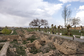 بخشهای تخریب شده در عرصه گنبد سلطانیه و باقی مانده از دوره ایلخانیان،هر چند احتمالا توسط باستانشناسان مورد مطالعه قرار گرفته، اما نبود حفاظی مناسبی به جز یک طناب آویزان شده از دو تنه چوب کوچک، به راحتی اجازۀ ورود هر کسی را به این محوطه تاریخی که در اطراف گنبد سلطانیه قرار گرفته، میدهد،اما به نظر میرسد توجه چندانی به این بخش از مجموعه نیز نمیشود و فضاهای کاوش شده یا نشدۀ محوطه بدون هیچ نشانه،توضیح یا دستکم پوششی برای جلوگیری از گرما یا سرمای زیاد و حتی بارشهای فصلی باران، به حال خود رها شده است.