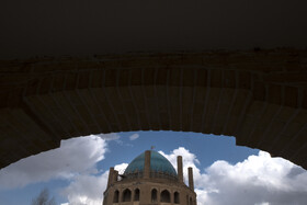 در زمان ساخت گنبد سلطانیه، هشت مناره، دور تا دور گنبد هشت ضلعی آن که در واقع گنبد سلطانیه قدیمیترین گنبد دوپوش موجود در کشور نیز شناخته شده، ساخته شد. ارتفاع بنا را ۴۸ و نیم متر دانستهاند و در ساخت آن از کاشیهای فیروزهای استفاده کردهاند.