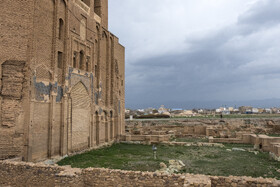 بخشهای تخریب شده در عرصه گنبد سلطانیه و باقی مانده از دوره ایلخانیان،هر چند احتمالا توسط باستانشناسان مورد مطالعه قرار گرفته اند، اما نبود هیچ حفاظ مناسبی به جز یک طناب آویزان شده از دو تنه چوب کوچک، به راحتی اجازۀ ورود هر کسی را به این محوطه تاریخی که در اطراف گنبد سلطانیه قرار گرفته، میدهد.