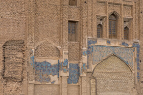 پر کردن تعدادی از ورودیهای گنبد سلطانیه در طول سالهایی که زمان آنها مشخص نیست، بخشهایی از این بنای جهانی را با الحاقاتی مواجه کرده است. از سوی دیگر ریزش آجرها و کاشیهای فیروزهای در جداره بیرونی گنبد سلطانیه این چهرۀ نامناسبی از این بنای تاریخی به نمایش درآورده است.