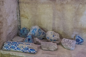 دور تا دور حجرههای کوچک اما پر از تزیینات گنبد سلطانیه در فضای داخلی آن، برخی آثار از سنگ قبر گرفته تا سرستونها، کاشیها و احتمالا تزییناتی که به مرور از بخشهای اصلی جدا شدهاند برای نمایش و معرفی روی تختههای چوبی قرار داده شدهاند. اما بیتوجهی در قرار دادن این آثار به جداره گنبد که دارای تزیینات خاص خود نیز هستند خود عاملی در تخریب این بنای تاریخی محسوب میشود.