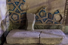 دور تا دور حجرههای کوچک اما پر از تزیینات گنبد سلطانیه در فضای داخلی آن، برخی آثار از سنگ قبر گرفته تا سرستونها، کاشیها و احتمالا تزییناتی که به مرور از بخشهای اصلی جدا شدهاند برای نمایش و معرفی روی تختههای چوبی قرار داده شدهاند. اما بیتوجهی در چسباندن این آثار به تزیینات باقی مانده در جداره گنبد، خود عاملی در تخریب این بنای تاریخی محسوب میشود.