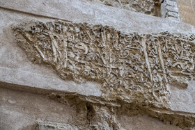 بخشی از تزیینات خشتی در گنبد سلطانیه که اطلاع دقیقی از علت ناقص بودن آن به بازدیدکنندگان این بنای جهانی ارائه نشده است.