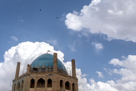 بنای گنبد سلطانیه در دوره سلطان محمد خدابنده در فاصله سالهای ۷۰۴ تا ۷۱۳ قمری احداث شد. این گنبد را تنها بنایی میدانند که از مجموعه ارگ سلطانیه باقی مانده است. بانی گنبد سلطانیه را «رشیدالدین فضل الله و تاج الدین علیشاه» معرفی کردهاند. الگوی ساخت بنای سلطانیه مقبره سلطان سنجر در مرو است که اولجایتو در زمان ولیعهدی خود و زمانیکه حاکم مرو بود، آن را به چشم دیده بود.