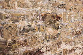 آجرهای تاریخی در فضای داخلی گنبد سلطانیه و در طبقات مختلف گنبد، که هر بخش آن با دیگر بخشها متفاوت است، یکی از ویژگیهای مهم این بناست، اما بیتوجهی به این گنبد به حدی است که دیوارهای تاریخی بنا توسط گردشگرنماها به این شکل درآمدهاند.