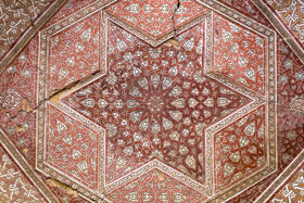 ترکها در جدارهها و سقفهای مختلف گنبد سلطانیه از چشم هر گردشگری دور نمیماند، ترکهایی که به مرور فاصله بین کاشیها را از یکدیگر بیشتر کردهاند.