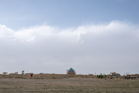 گنبد سلطانیه در سمت جنوب غربی ارگ سلطانیه احداث شده و در داخل ارگ هر یک از رجال معروف دارای عمارتی بودهاند که در ساختن بناهای عمومی و قصرها با یکدیگر رقابت داشتند. در اطراف بنای سلطانیه بناهای الحاقی وجود داشته که به مرور ویران شده است. از طرفی زمین طبیعی سلطانیه فشرده و یکپارچه و متشکل از مواد آهکی و خاک رس و خرده سنگهای کوچک حداکثر ۳۵ سانتیمتر بوده که این ویژگی باعث شده تا زیر پای گنبد محکم و سفت شود که گفته میشود از علتهای پایداری در مقابل عوامل تخریبی مختلف، همین یکپارچگی زمین است.