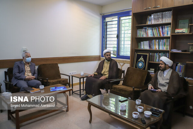 امام(ره) در کنار تقید به احکام دین برای نظر مردم نیز احترام خاصی قائل بود