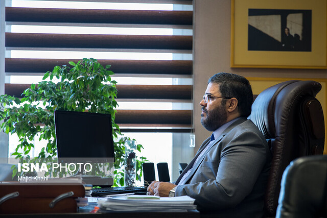 درها را به روی هنرمندنماها می بندیم