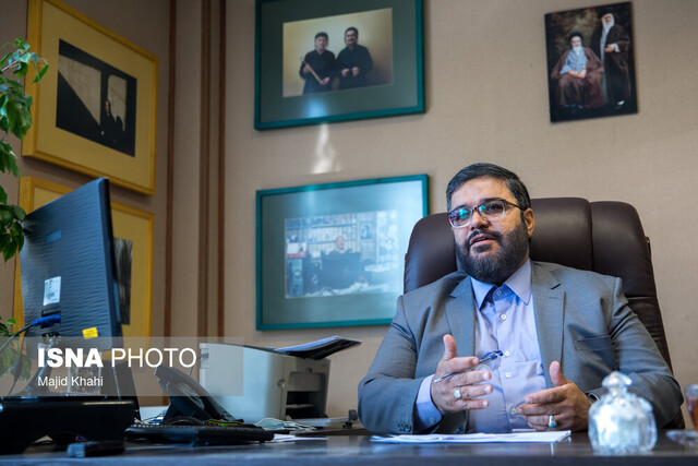 درها را به روی هنرمندنماها می بندیم