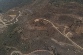 راه‌های ورودی به معدن‌های فعال در منطقه که کوه‌های قرار گرفته در اطراف غار دژ را تخریب کرده‌اند.