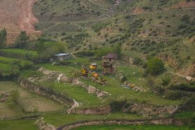 فعالیت یکی دیگر از معادن فعال در عرصه غار اسپهبد خورشید که منظر طبیعی این محوطه را دچار آسیب کرده است.
